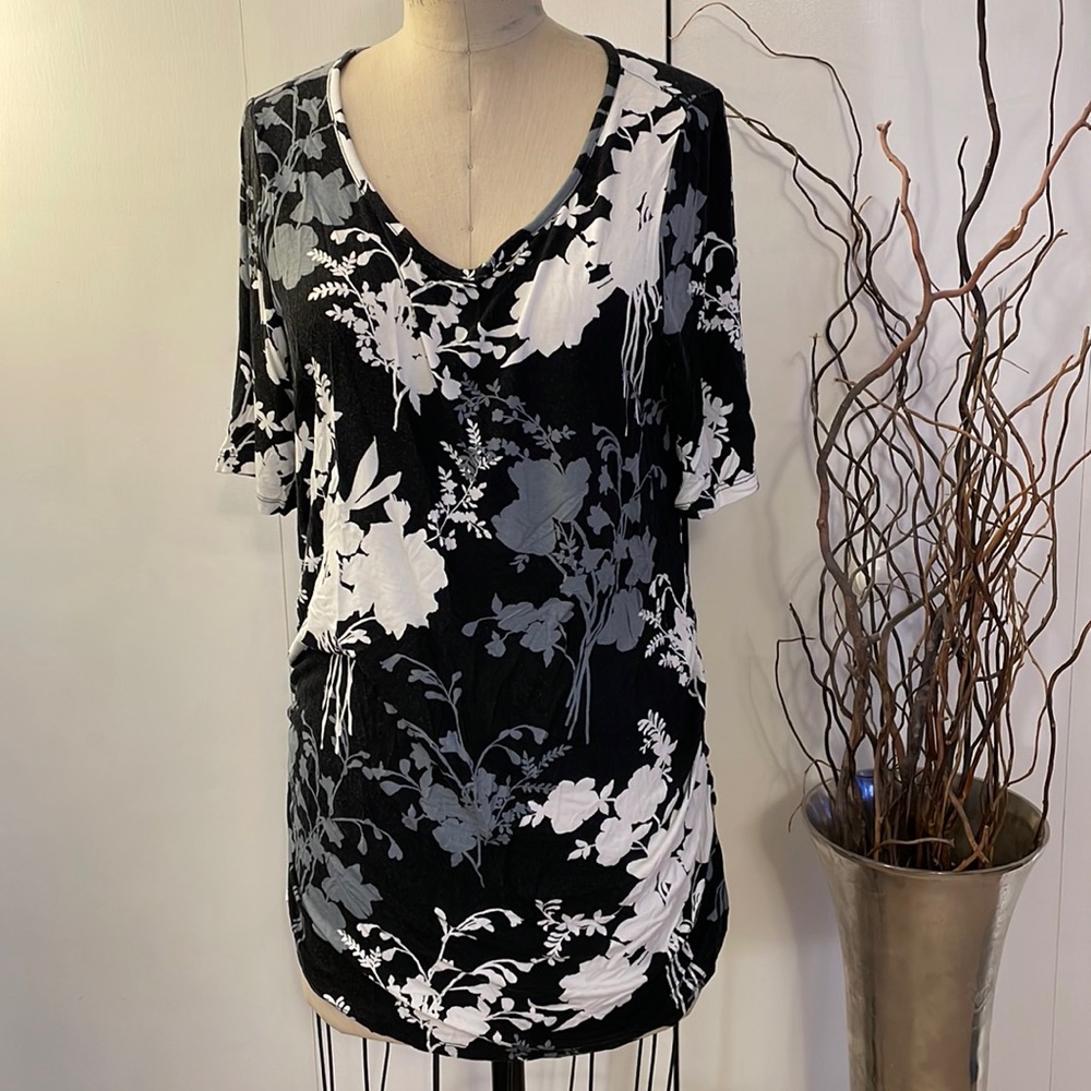 A:glow short sleeve floral scoop neck top with ruched sides